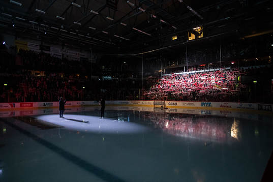 Alexander Nätterlund sjunger Örebros hymn framför