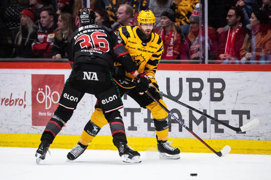 Örebros Emil Larsson och Skellefteås Tom Kühnhackl