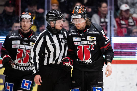 Örebros Rodrigo Abols i diskussion med domaren