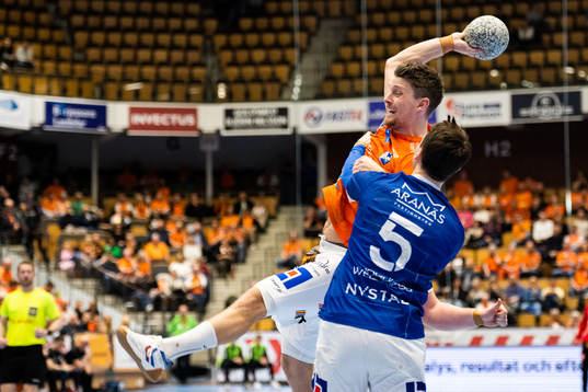 IFK Kristianstads Matias Jepsen dras ner på golvet av