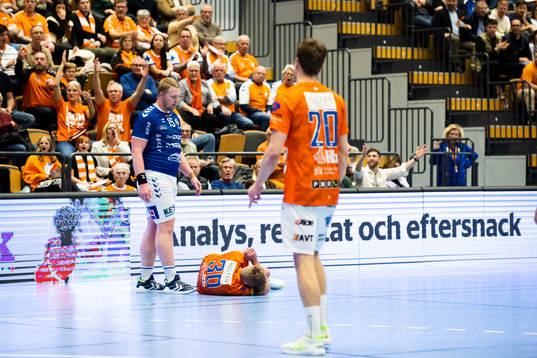IFK Kristianstads Anton Halen ligger på golvet medan
