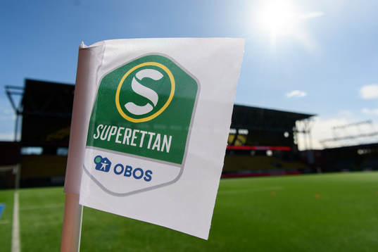 En hörnflagga med Superettans logotype