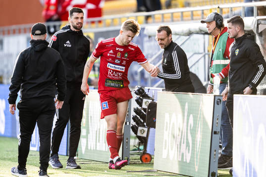 Skövde AIKs Hampus Söderström har ont och lämnar planen