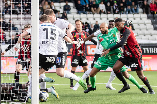 Örebros Niclas Bergmark mot Östersunds Aly Keita