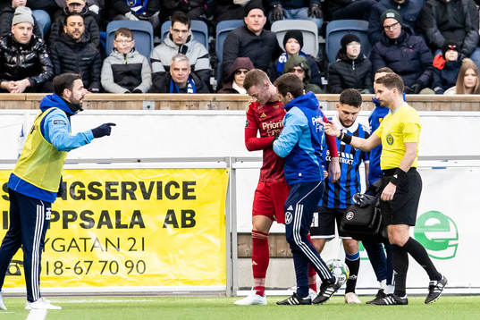 Djurgårdens Jesper Löfgren lämnar planen skadad