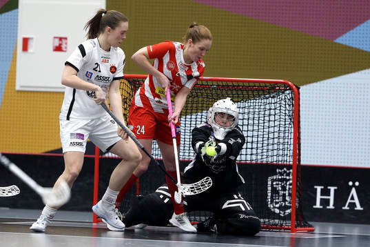 Rönbys Ellen Rännar, Monika Schmid och Pixbos lagkapten