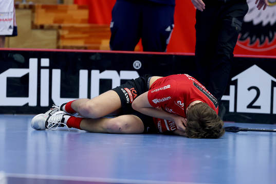 Storvretas Andreas Stefansson får en smäll i nacken