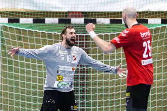 Skånelas målvakt Marcus Nilsson jublar