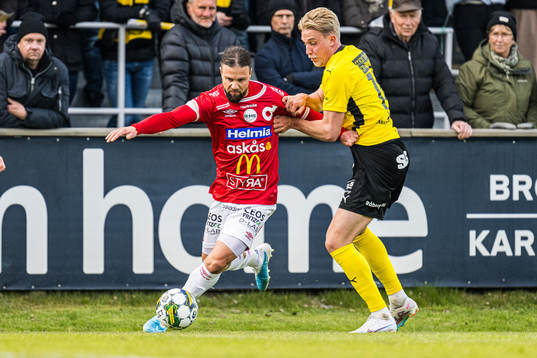 Degerfors Abdelkarim Mammar Chaouche och Mjällbys Herman