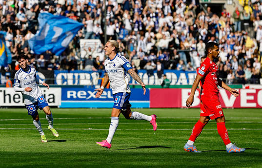 IFK Norrköpings Arnor Sigurdsson jublar medan Värnamos