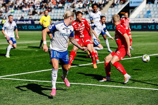IFK Norrköpings Arnor Sigurdsson kickar