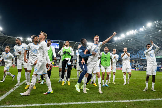 Malmö FFs Hugo Larsson jublar med lagkamrater