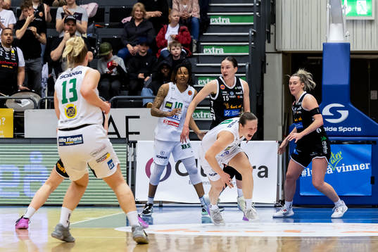 Södertäljes Elin Eldebrink jublar