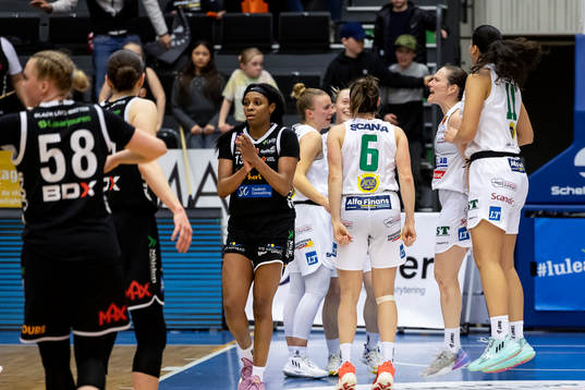Södertäljes spelare jublar och Luleå Baskets Bria Goss