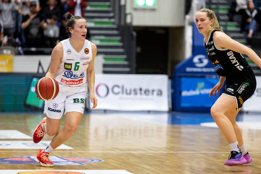 Södertäljes Elin Eldebrink och Luleå Baskets Ellen