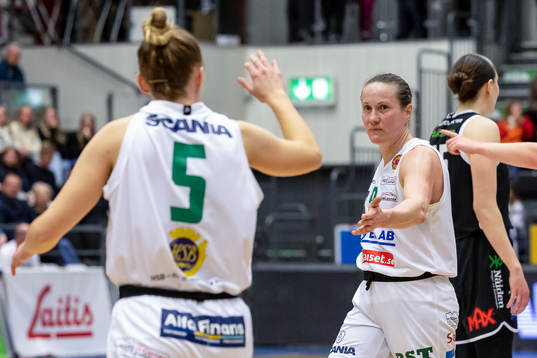 Södertäljes Ellen Åström och Elin Eldebrink jublar