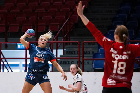 HK Kristianstads Siw Aabech mot Bodens målvakt Mie Sorensen