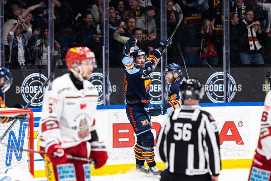 Djurgårdens Daniel Brodin jublar med Linus Klasen