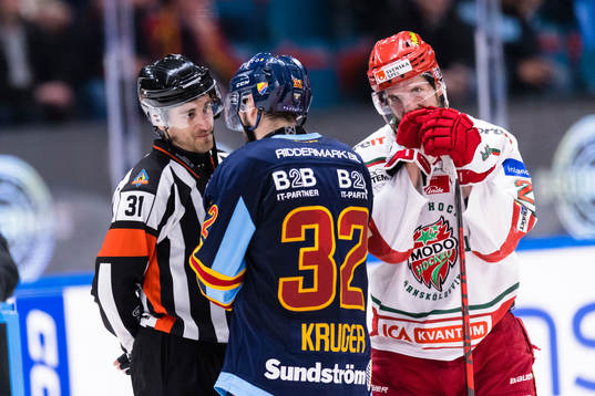 Domare  Kristoffer Folkstrand diskuterar med Djurgårdens