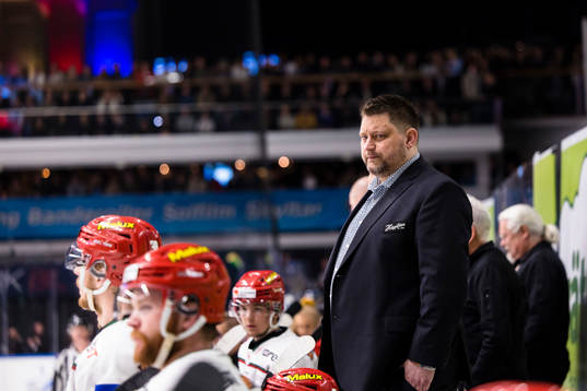 Modos tränare Mattias Karlin