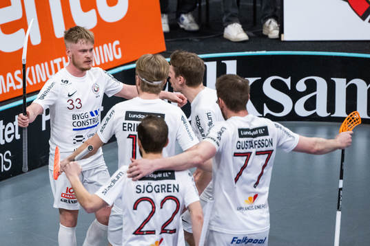 Storvretas Simon Götz jublar med lagkamrater