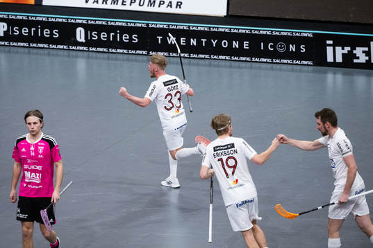 Storvretas Simon Götz jublar och Faluns Malte Lundmark