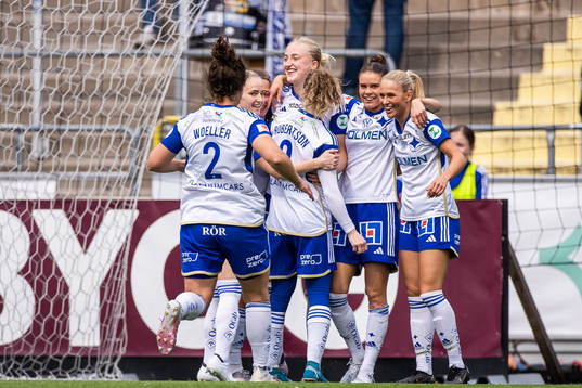 IFK Norrköpings Wilma Leidhammar jublar med lagkamrater