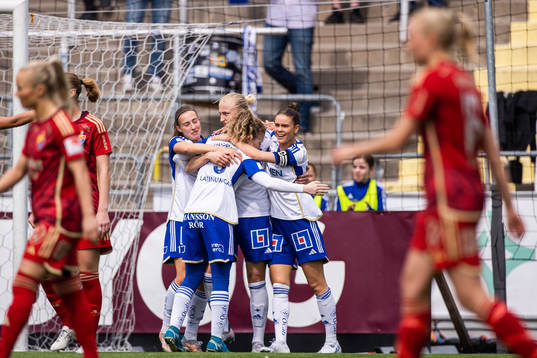 IFK Norrköpings Wilma Leidhammar jublar med lagkamrater