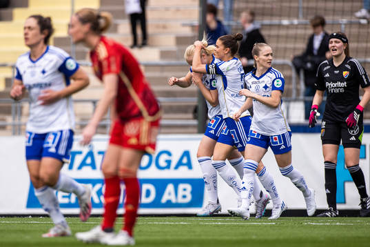 IFK Norrköpings Wilma Leidhammar jublar med lagkamrater