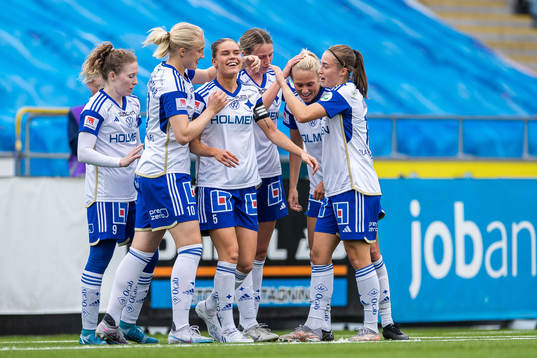 IFK Norrköpings My Cato jublar med lagkamrater