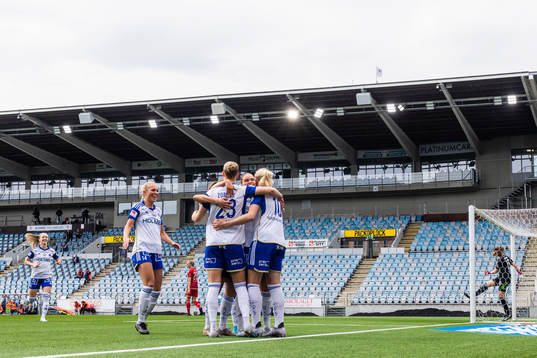 IFK Norrköpings Wilma Leidhammar jublar med lagkamrater