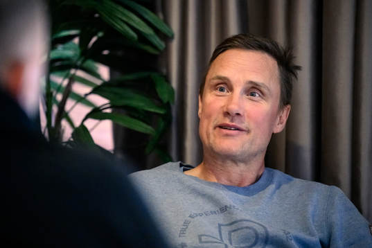 Frölundas tränare Roger Rönnberg blir intervjuad