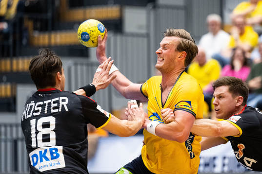 Jonathan Carlsbogård of Sweden against Julian Köster and