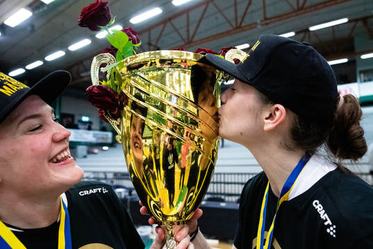 Luleås Allis Nyström och Josefin Vesterberg jublar med