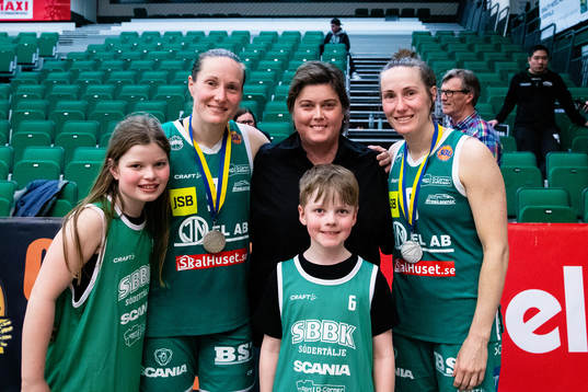 Södertäljes Elin Eldebrink (v) och Frida Eldebrink (h)