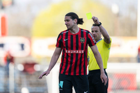 Brommapojkarnas Nikola Vasic tilldelas gult kort av Domare