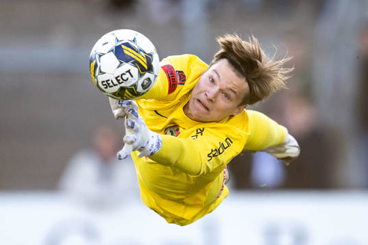 Brommapojkarnas målvakt Filip Sidklev