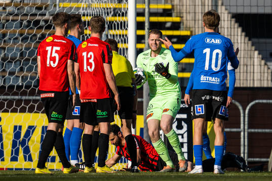 Halmstads målvakt Malkolm Nilsson Säfqvist reagerar på