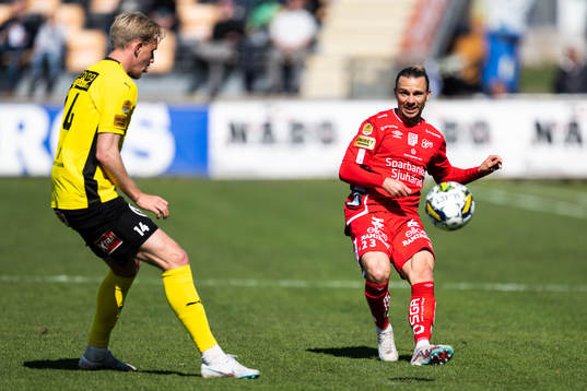 Elfsborgs Niklas Hult och Mjällbys Herman Johansson