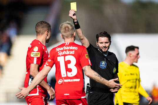 Elfsborgs Sebastian Holmen tilldelas gult kort av Domare