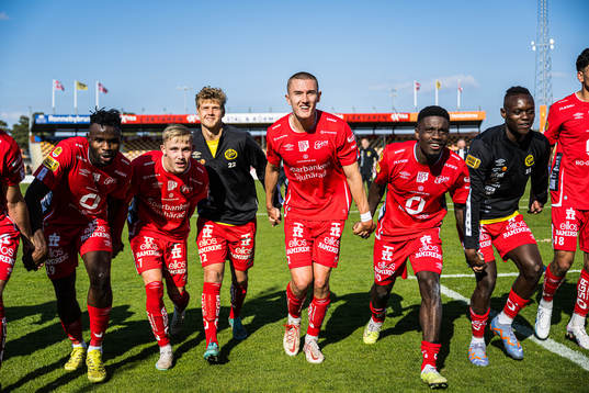 Elfsborgs Gustaf Lagerbielke jublar med lagkamraterna