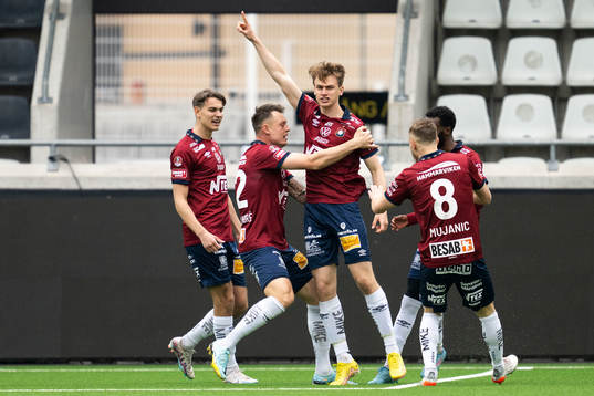Örgrytes Christoffer Styffe jublar med lagkamrater