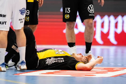Hammarbys Edwin Aspenbäck med blodig näsa