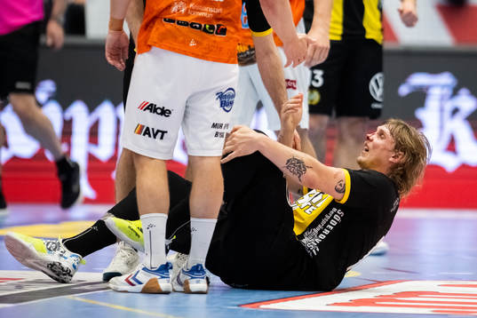 Hammarbys Edwin Aspenbäck med blodig näsa