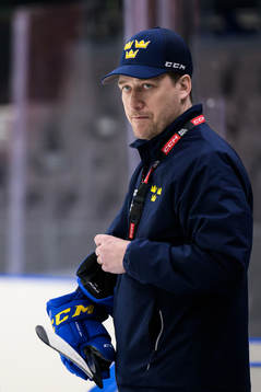 Head coach Sam Hallam of Sweden at a practice session