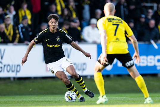 AIKs Robin Tihi mot Mjällbys Viktor Gustafson