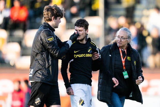 AIKs Vincent Thill har ont och får vård