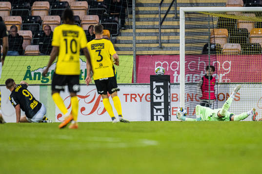 AIKs Omar Faraj  med målchans på Mjällbys målvakt Noel