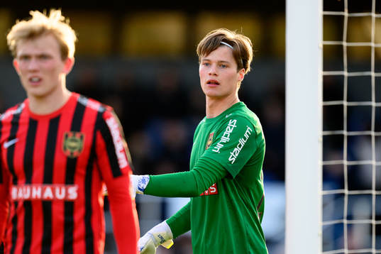 Brommapojkarnas målvakt Filip Sidklev
