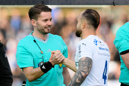 Domare Joakim Östling innan fotbollsmatchen i Allsvenskan